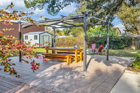 Patio, Day, Garden, Seating area, Dining area, Garden view