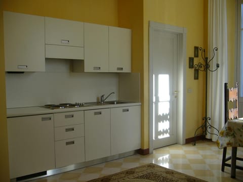 Kitchen or kitchenette, dishwasher, stove