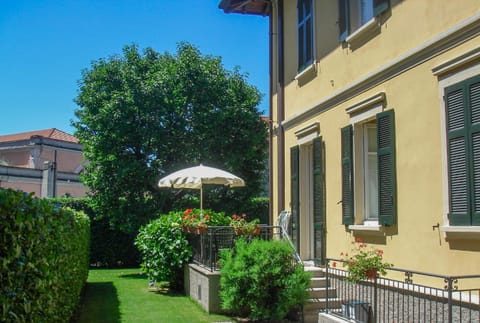Facade/entrance, Balcony/Terrace, Garden view