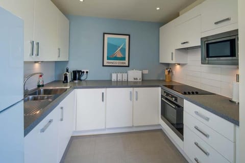 Contemporary apartment, sea views & prime location Apartment in New Forest District