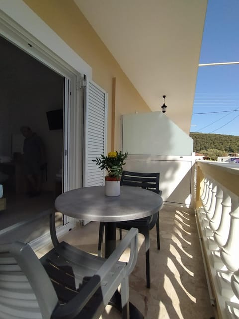 Chrysanthes No4 Apartment in Poros