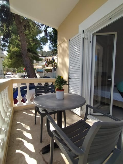 Chrysanthes No4 Apartment in Poros