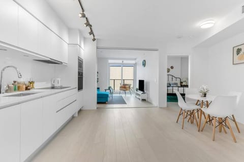Modern Apt Near Downtown with Parking, AC & GYM Eigentumswohnung in Vancouver