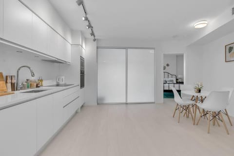 Modern Apt Near Downtown with Parking, AC & GYM Condo in Vancouver