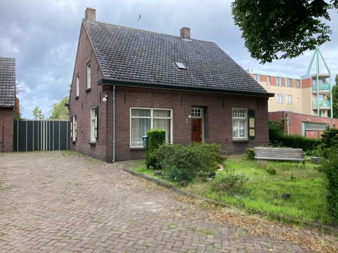 Property building, Day, Neighbourhood, Garden, Garden view, Street view