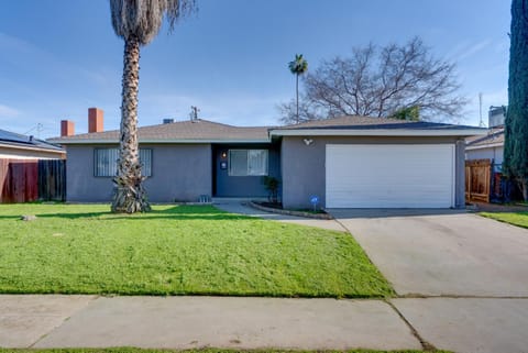 Breezy Fresno Home - Near Airport and Downtown House in Fresno