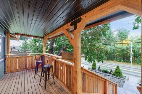 Property building, Patio, Spring, Day, Garden, View (from property/room), Balcony/Terrace, Dining area, Garden view