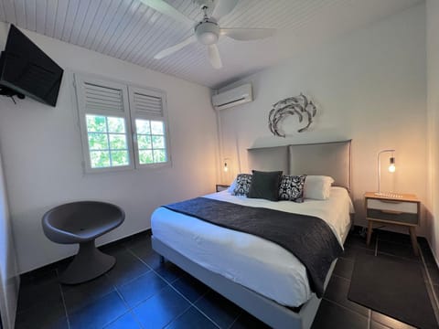 Bed, TV and multimedia, Photo of the whole room, Bedroom, fireplace, air conditioner