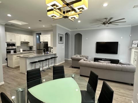 TV and multimedia, Kitchen or kitchenette, Living room, Dining area