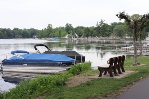 "The Tahoe" Modern Lake House Retreat Close to Beach & Lake Maison in Edinboro