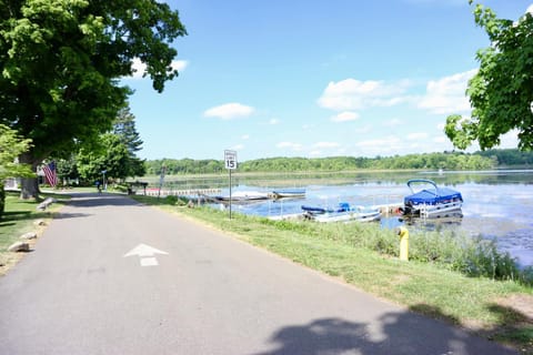 "The Tahoe" Modern Lake House Retreat Close to Beach & Lake Maison in Edinboro