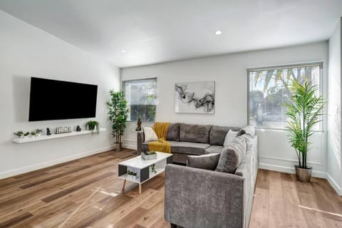 Renovated pet friendly w/beautiful back yard Haus in West Hills