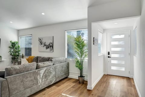 Renovated pet friendly w/beautiful back yard Haus in West Hills