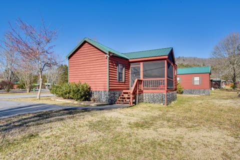 Cozy Dillard Cabin with Mountain Views and Pool Access Haus in Dillard