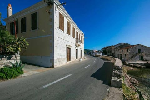 Seafront apartment Jurkovica Apartment in Komiža