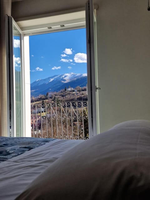 Photo of the whole room, Bedroom, Mountain view