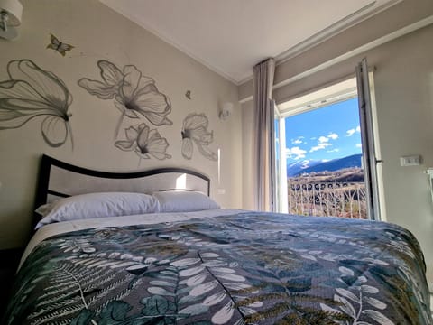 Bed, Natural landscape, Photo of the whole room, Bedroom, Mountain view