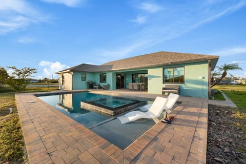 Property building, Patio, Day, Natural landscape, Pool view, Swimming pool, sunbed