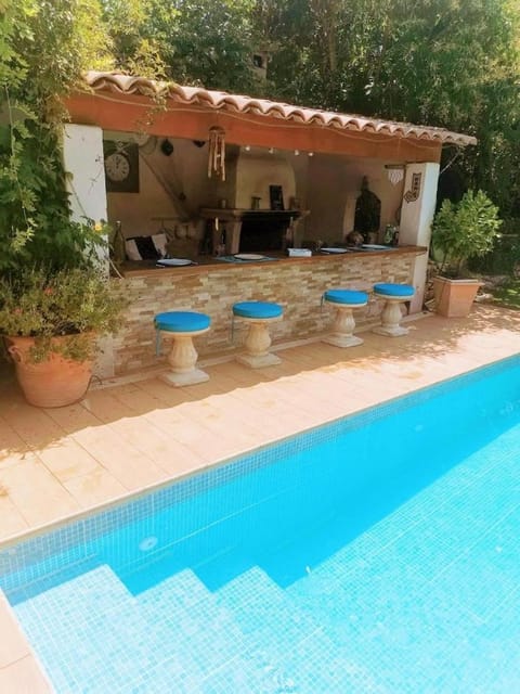 BBQ facilities, Lounge or bar, Swimming pool