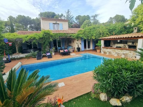 BELLE VILLA Piscine 120 m2, 8 pers, 3 belles chambres Près d'Aix-en-Provence House in Aix-en-Provence