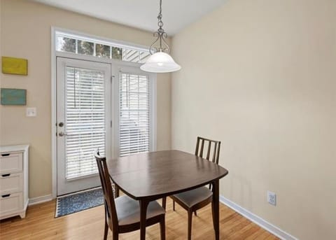 Charming Townhome Oasis Condo in Richmond
