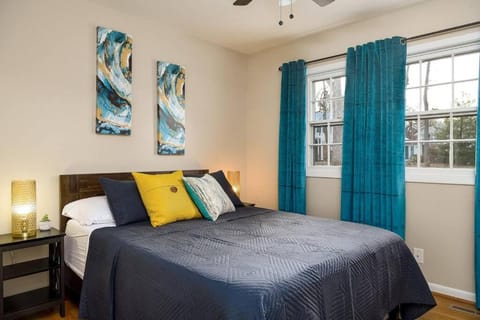 Aqua Oasis - Central & Stylish - 3 BR / 3 BA Apartment in Greensboro