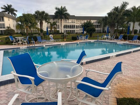 Stunning 2-Bd Condo Naples, 55+, pool, Chickee, golf Apartment hotel in Collier County