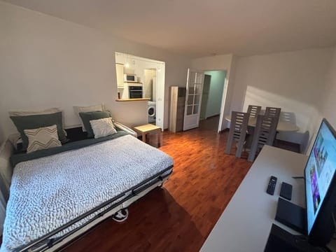 F3 avec balcon 5 min gare SQY et Parking gratuit Apartment in Montigny-le-Bretonneux