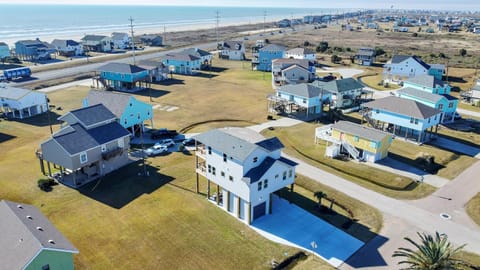 Property building, Day, Neighbourhood, Natural landscape, Bird's eye view, Beach, Sea view, Street view, Location, Parking