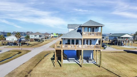 Property building, Day, Natural landscape, Balcony/Terrace, Street view, Quiet street view