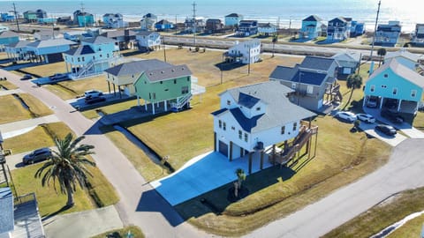 Property building, Neighbourhood, Bird's eye view, Sea view, Street view, Location, Parking