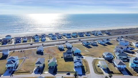 Property building, Day, Natural landscape, Bird's eye view, View (from property/room), Sea view