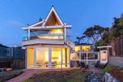 Walk to the Beach from this Ocean Front Home House in Moss Beach