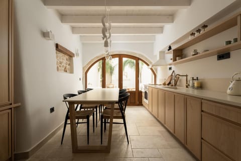 Kitchen or kitchenette, Communal kitchen