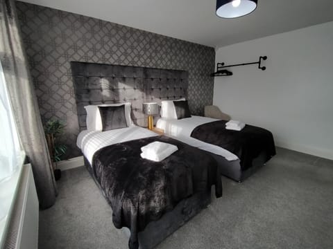 Sirius House - sleeps 7, driveway, garden House in Crewe