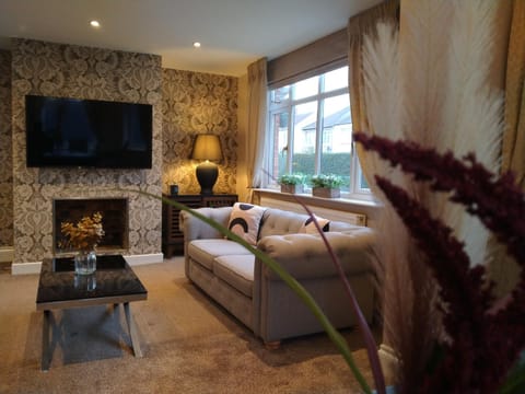 Sirius House - sleeps 7, driveway, garden House in Crewe