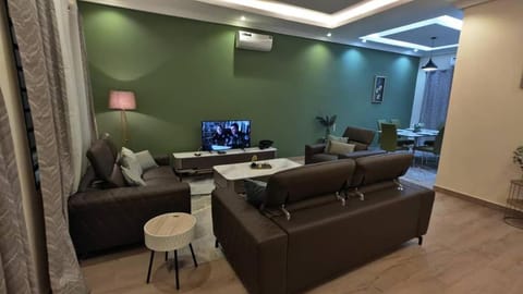 Communal lounge/ TV room, TV and multimedia, Living room, Seating area, air conditioner