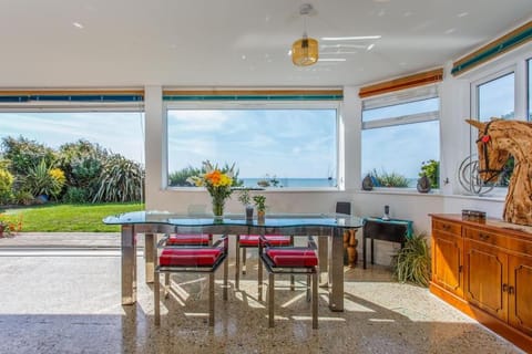 Cooden Beach Corner - awesome views! House in Bexhill