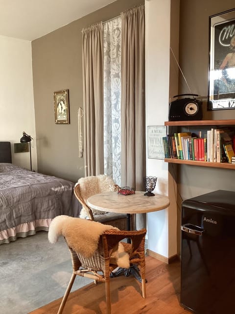 Library, Photo of the whole room, Dining area