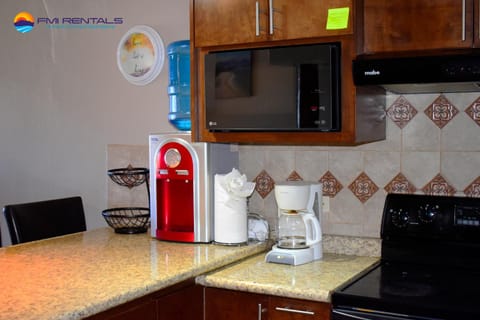 Coffee/tea facilities, Kitchen or kitchenette, stove