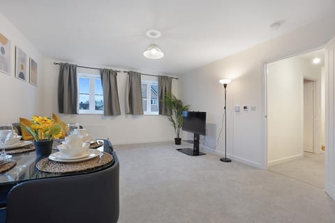 Gravesend 2 Bed Apartment-2 minutes walk from shops, Restaurants and Motorway. Sleep upto 5 Apartment in Gravesend