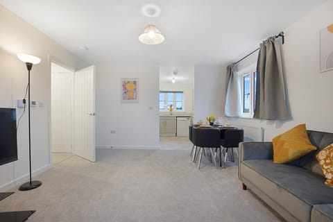 Gravesend 2 Bed Apartment-2 minutes walk from shops, Restaurants and Motorway. Sleep upto 5 Apartment in Gravesend