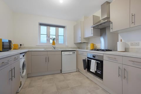 Gravesend 2 Bed Apartment-2 minutes walk from shops, Restaurants and Motorway. Sleep upto 5 Apartment in Gravesend