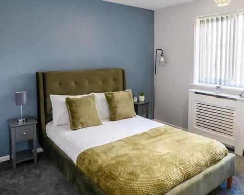 Stylish Two-bed House Birmingham sleep up-to 6 House in Solihull