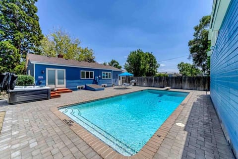 Property building, Day, Pool view, Swimming pool, sunbed