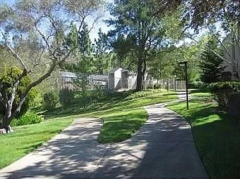 Lovely 3-Bedroom Townhouse with Pool House in Oakland