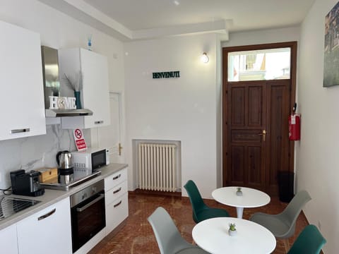 Coffee/tea facilities, Kitchen or kitchenette, Dining area, minibar