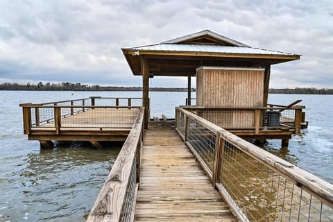 Toledo Queen Lakefront Custom 4 BR Home, Boathouse Haus in Toledo Bend Reservoir