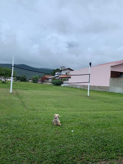 Casa aconchegante com gramado e quadra de vôlei recreativa Casa in Garopaba