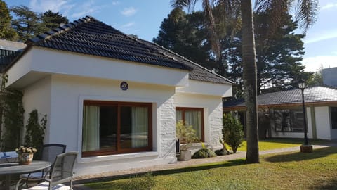 HERMOSA CASA EN BARRIO CERRADO, A 30 KM DE LA CIUDAD DE BUENOS AIRES Y 10 KM. DEL AEROPUERTO INTERNACIONAL DE EZEIZA House in Ezeiza